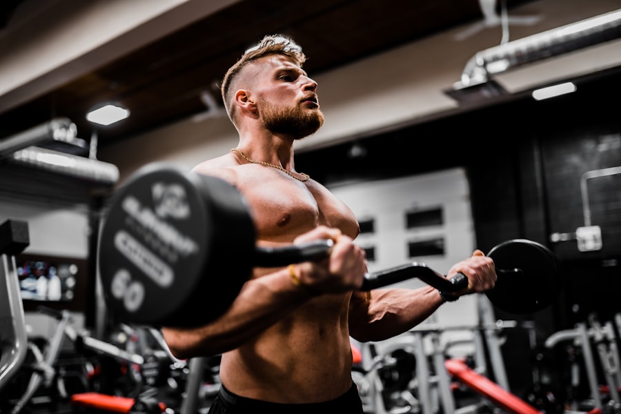 Trénink bicepsu s jednoruční činkou