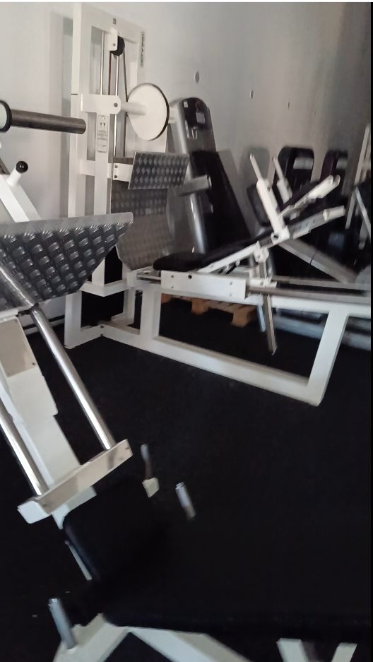 Legpress – šikmá deska pro nohy a sedačka s opěradlem
